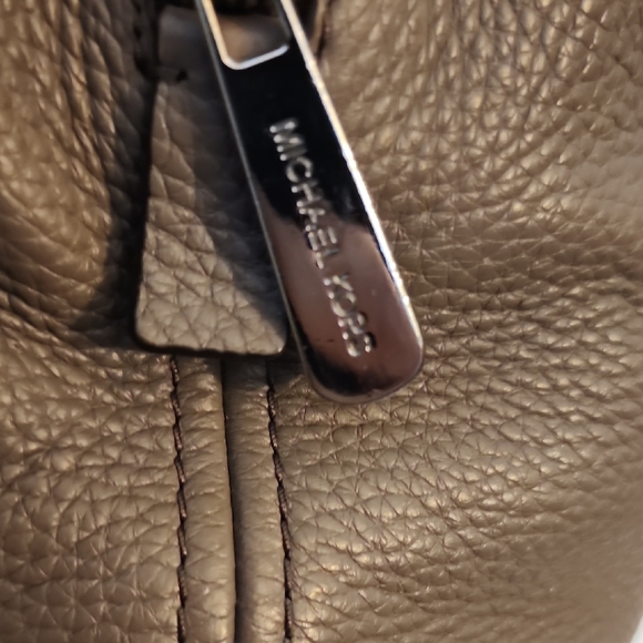 Michael Michael Kors Jet Set Chain Leather Tote. - Picture 7 of 16